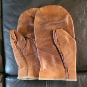 Wells Lamont leather mittens.